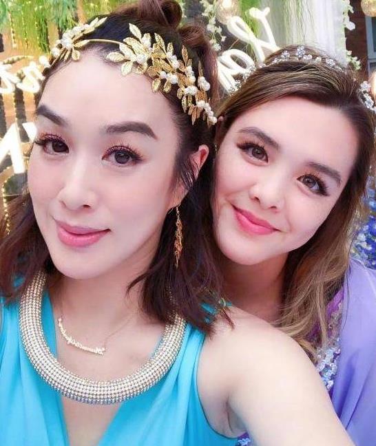 钟丽缇女儿在演唱会现场当众换衣，身材火辣，网友：和她妈一样