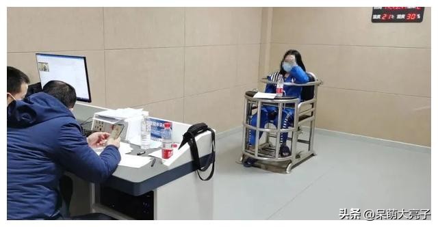 发现借来的微信里有“巨款”女子春节前“铆劲花”终露馅