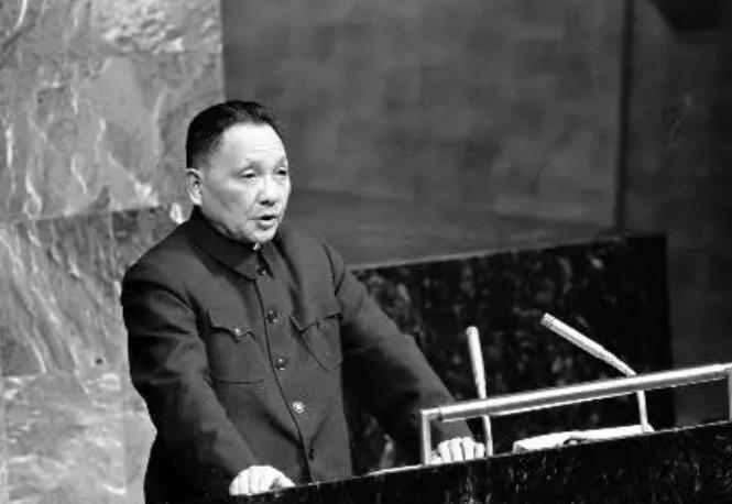 1973年，尤太忠给老政委*小平邓**送烟，*小平邓**拿到烟说了什么？