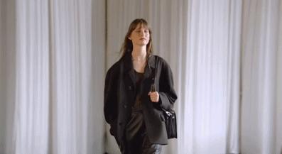 穿大牌西装背200块帆布包，混搭百元球鞋，她演女高管我服！