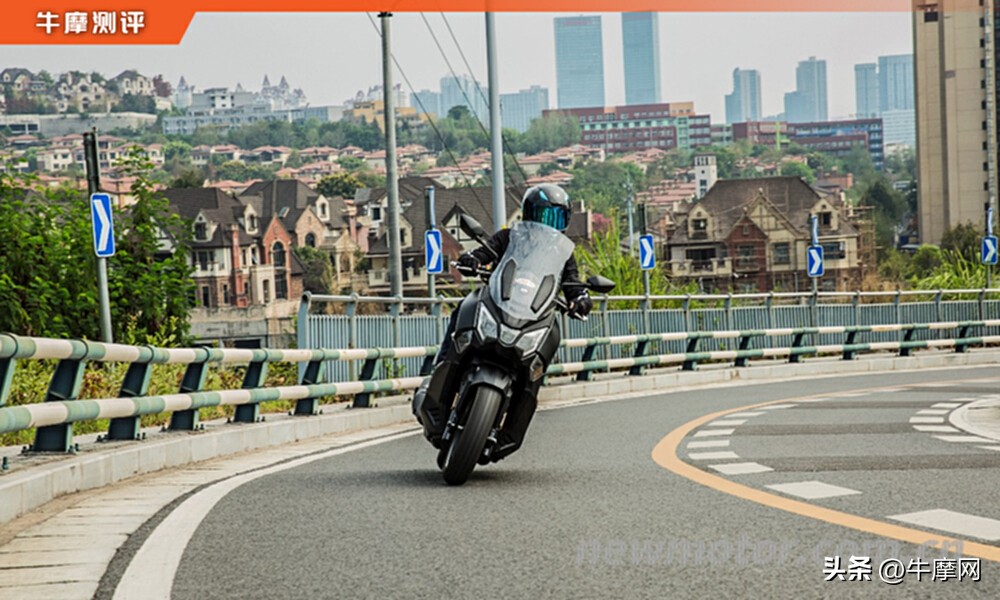 三阳踏板joymaxz300评测,三阳joymaxz300对比cruisym300