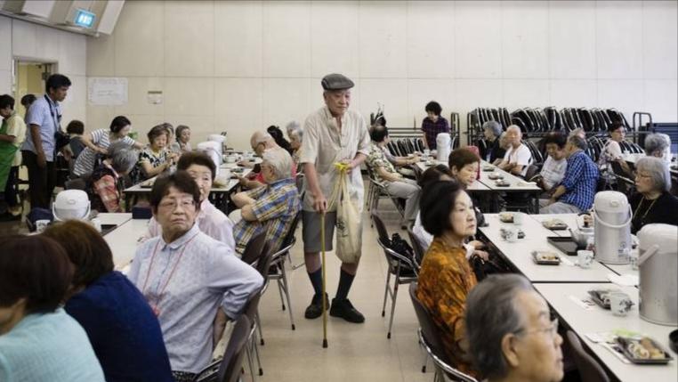 日本色情行业挤满了70岁老人,社会老龄就业问题,值得中国警示