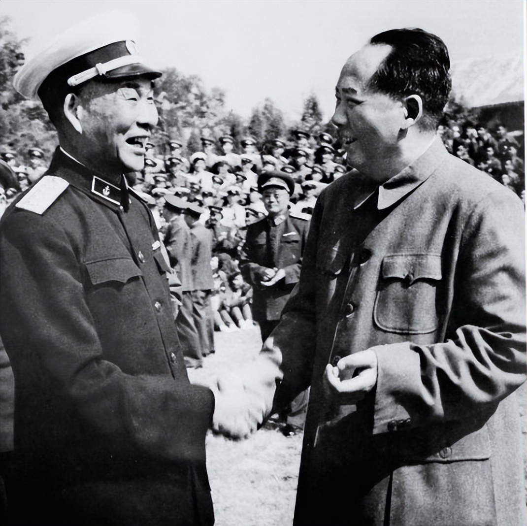 我军舰队驶入公海，某国驱逐舰阻拦，开国中将喊话：后果自负