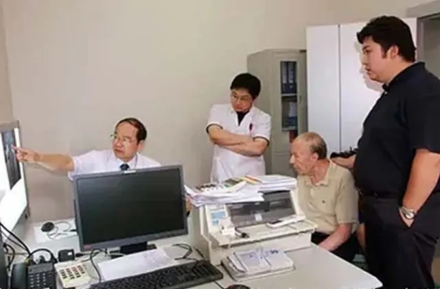 中国小伙报恩把瑞士房东接来养老,中国小伙为报恩接瑞士老人回国