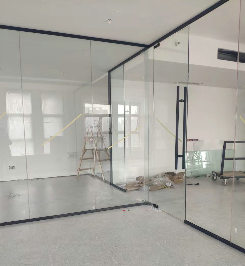 做办公室玻璃隔断一年能挣多少钱,玻璃隔断办公室装修效果现场实拍