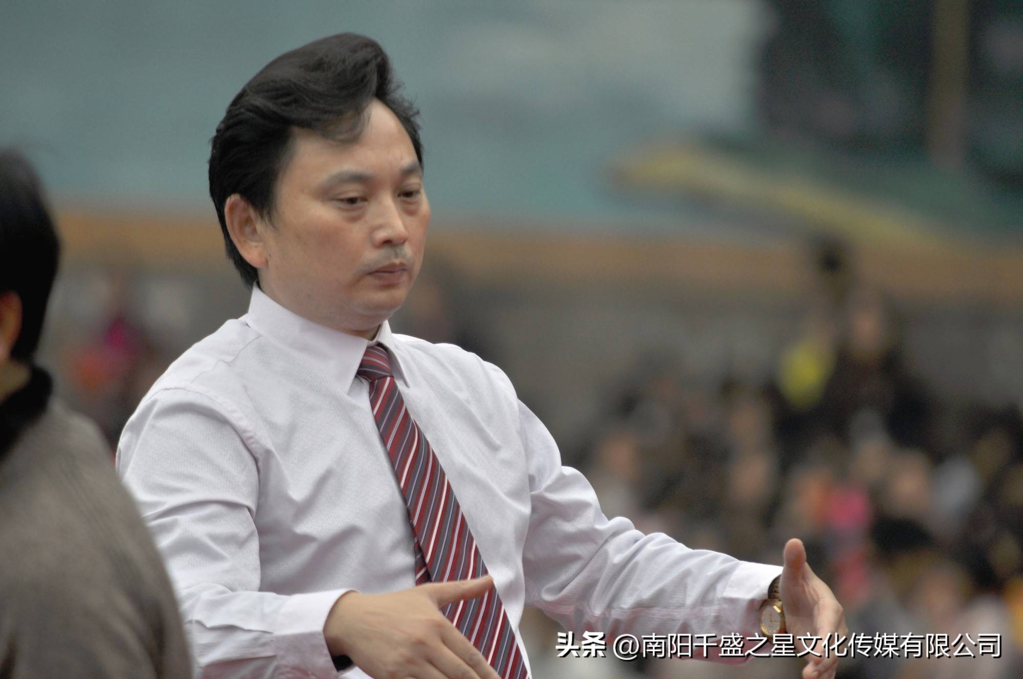 周鹏国家队队长,周鹏青年歌唱家