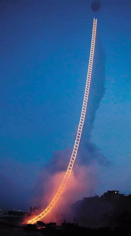 给奶奶“造”了一架天梯,靠*药火**爆炸作画,全球最会“玩火”的人