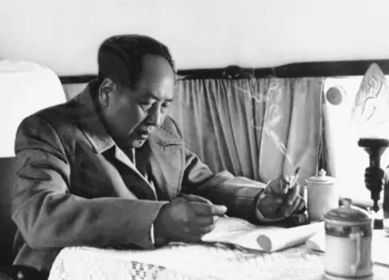 邓华缴获5箱白金龙烟，却只给毛主席一支，主席笑道：财不露白啊