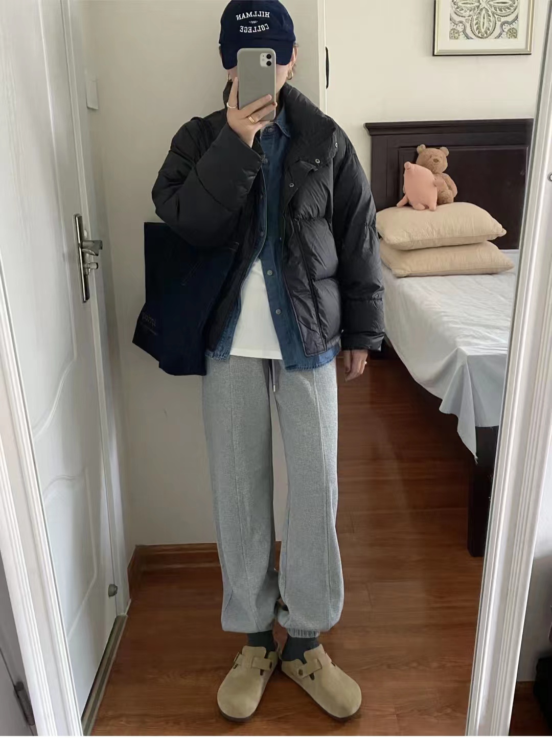 19冬羽绒服穿搭,韩款黑色羽绒服搭棕色长靴