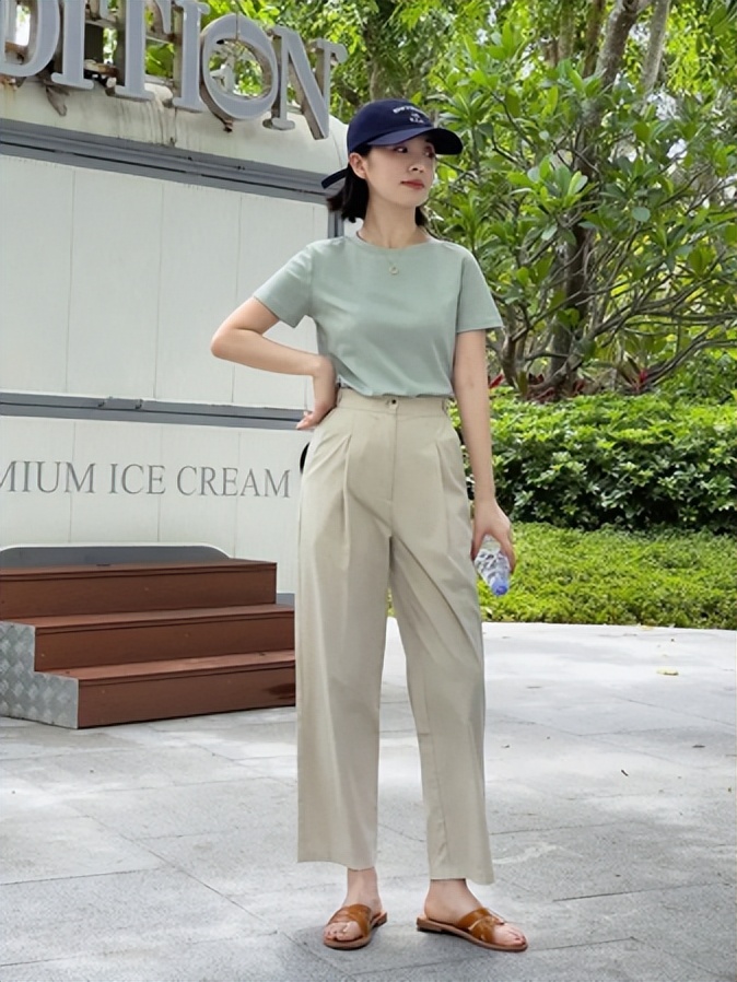 大版卡通t恤女款怎么样搭配,中年女性夏季短袖t恤搭配图片