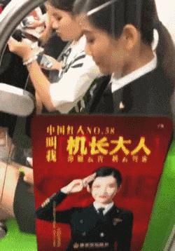 伴娘蹲角落里玩手机,伴娘躲在角落玩手机很漂亮