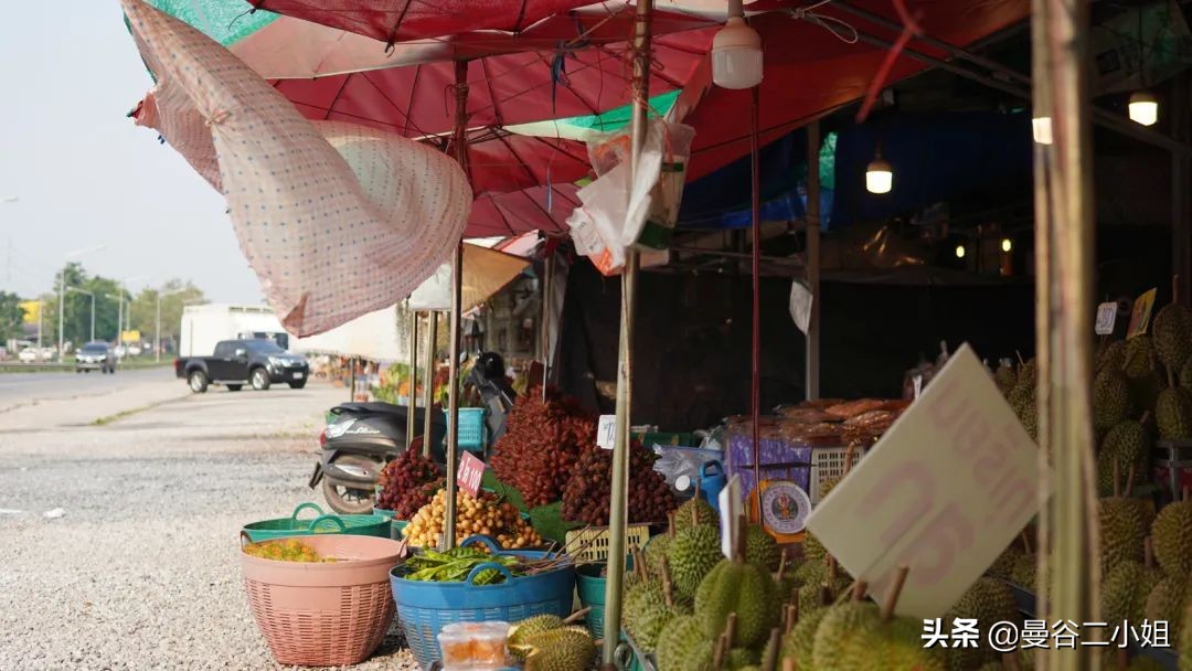 还吃啥榴莲自助?来泰国路边摊吃榴莲,100块钱管饱