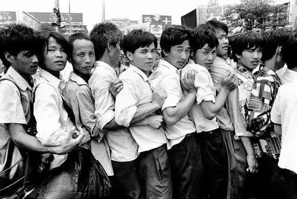 许家印算什么？这个女*子骗**狂揽32亿事发后*债讨**人排满四层楼