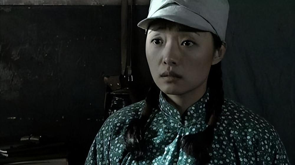 舍不得红唇眼线假睫毛，就别演女兵，这6位女星扮相才叫尊重观众