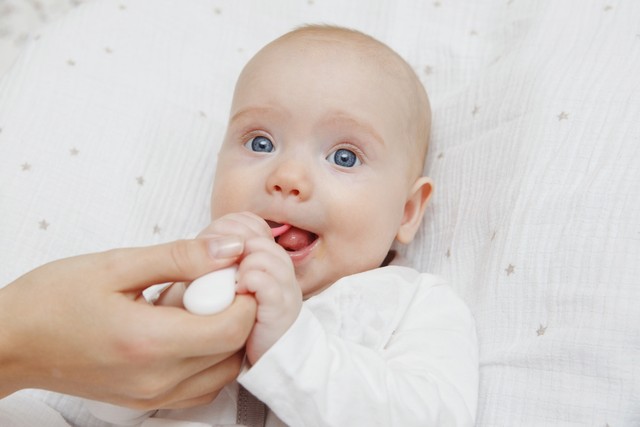 宝宝拉绿色便便酸臭味是什么原因,新生儿14天拉便便有绿色什么原因