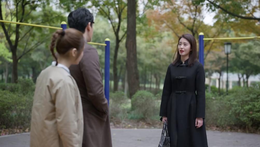 姐妹互扯头花啥意思 (男团互扯头花)