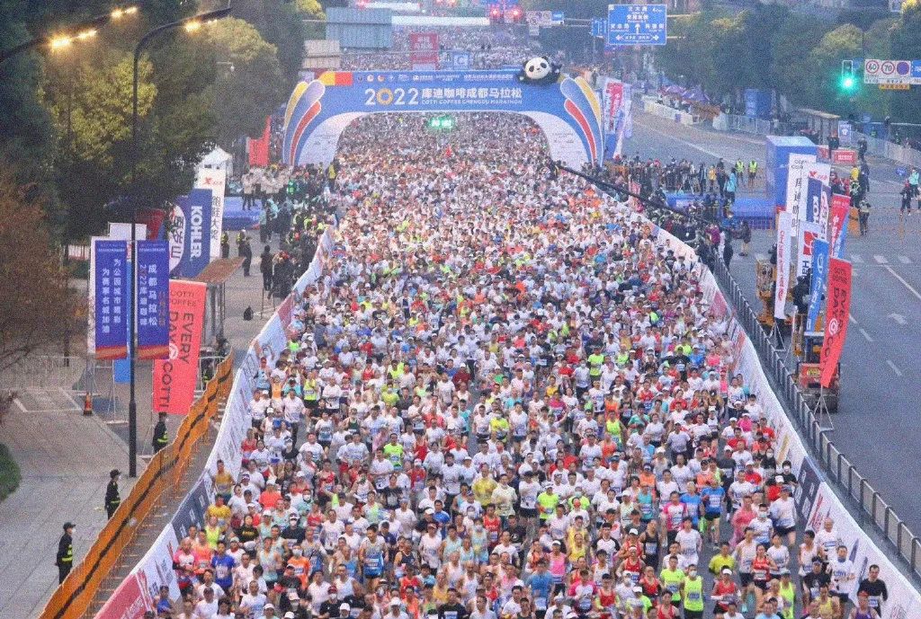 球要踢，马要跑，疫情要防牢