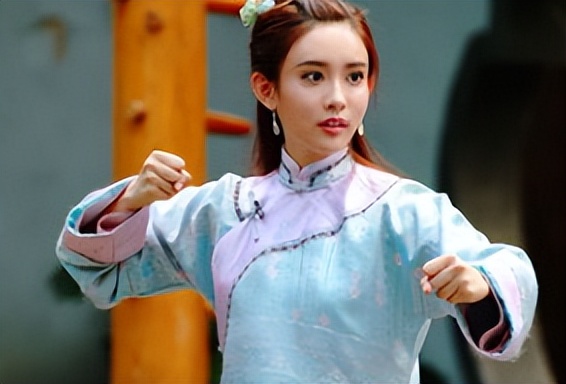 人走茶凉苏芒：封杀唐嫣被章子怡踹掉，毁伊能静婚礼被洪晃暗讽