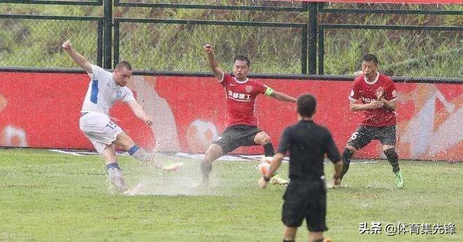 足球上半场没踢完遇天气恶劣暂停,中国足球下雨天踢球名场面