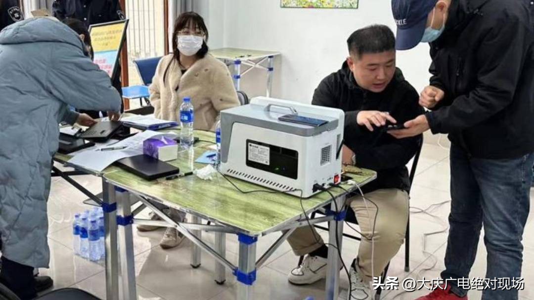 真贴心!大庆玖玺社区居民在家门口就能办社保“一卡通”