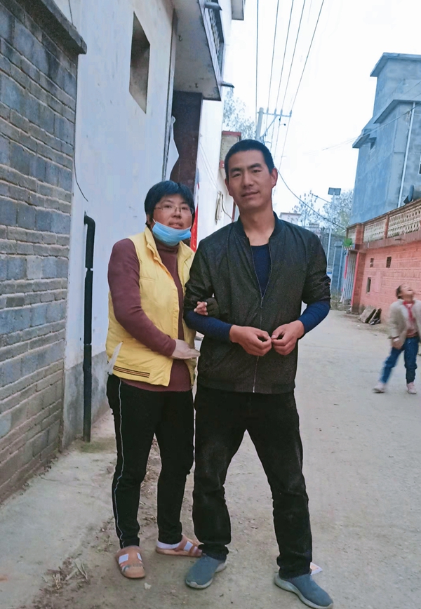 女村干部带孩子买篮球发现店家液化气泄漏，处置时爆炸受伤又遭店主索赔28万