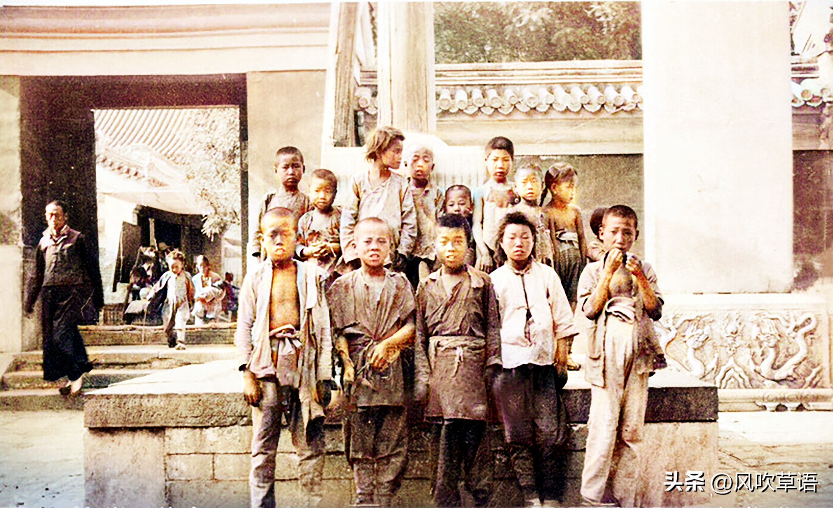 1928年的北京街头，黑猪过处黄尘四起，茶馆门前“葛大爷”现身