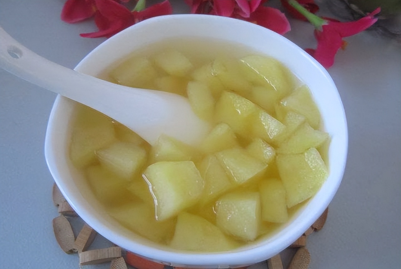 苹果煮熟了吃都有哪些好处和坏处,每天吃一个煮熟的苹果有什么功效