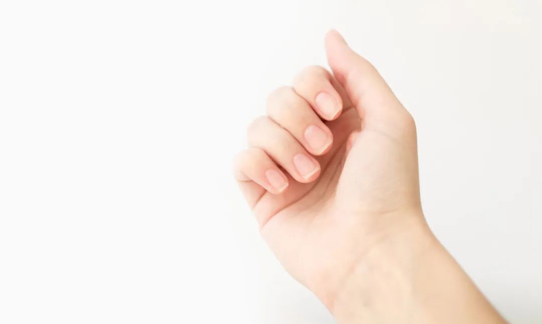 指甲上竖条纹白斑什么毛病,指甲盖上长出竖纹是什么病