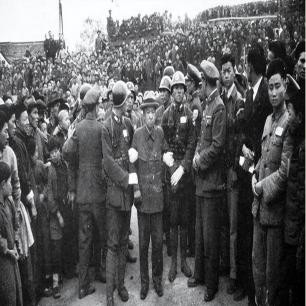 日军抽打伪军,日寇残忍的暴行