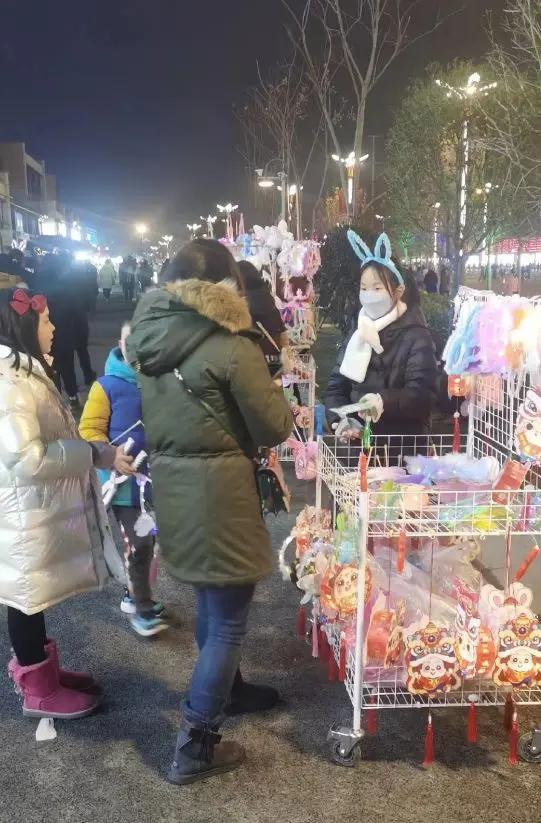 暑假摆地摊卖玩具不会赚钱怎么办,摆摊卖玩具一个月赚2万元