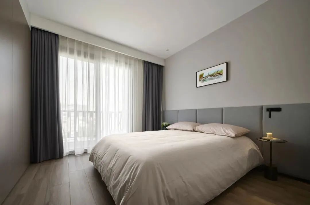 卧室暗色背景墙木饰面,木饰面装修暗色房间搭配效果