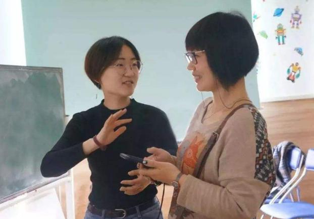 老师上课穿gk服家长质疑,教师穿jk上课引争议