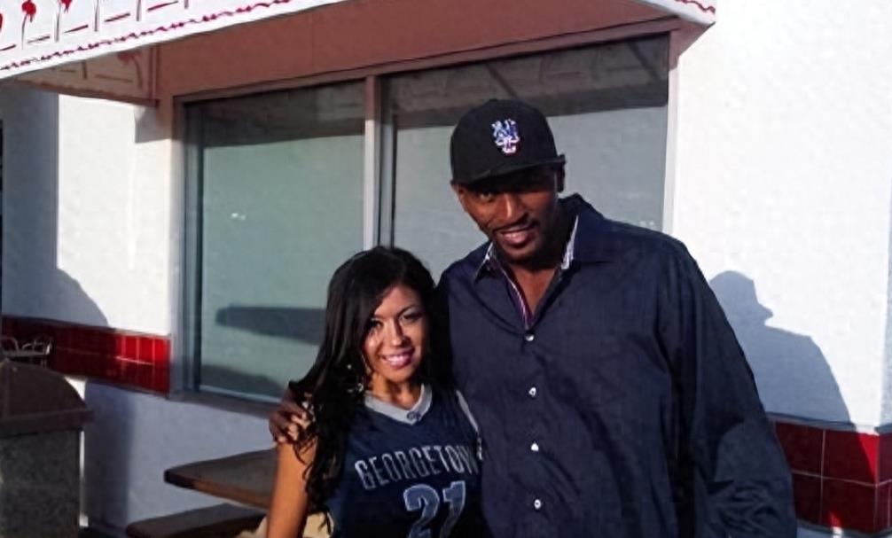 中国女歌手爱上外籍黑人,同居后被家暴至肛裂,如今40岁无人敢娶