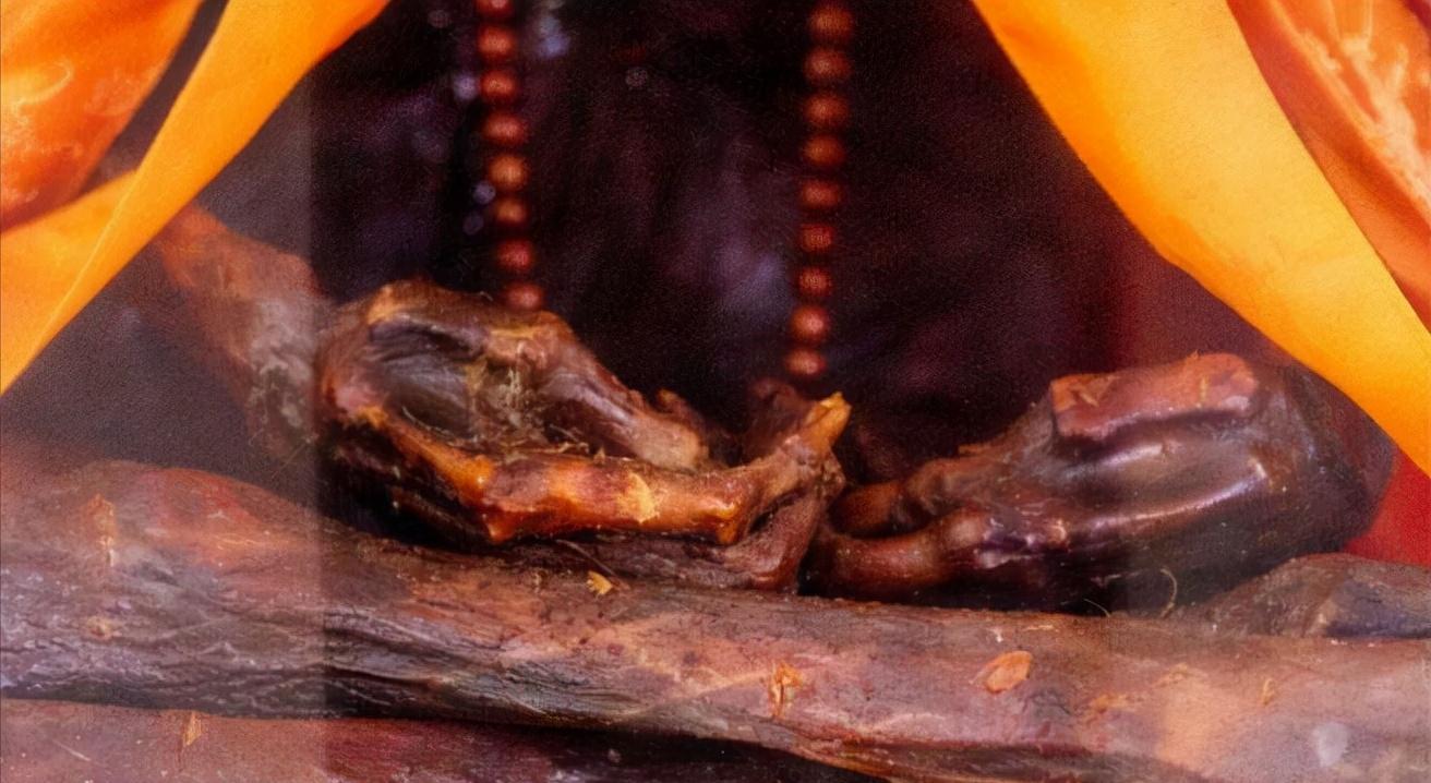 大爷挖出一个石头,老百姓挖到一块自然奇石有啥说法