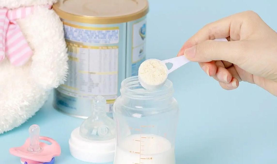 宝爸直接用热水冲奶粉被月嫂骂了，这才是正确的冲奶粉方式