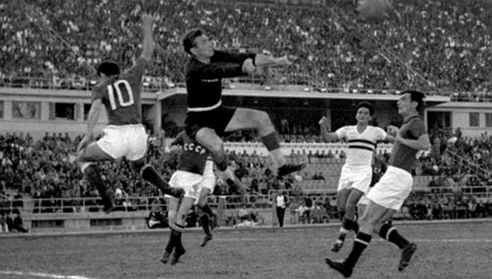 1960年中国足球开始走下坡路，贺龙下令解散国足：到部队整顿作风