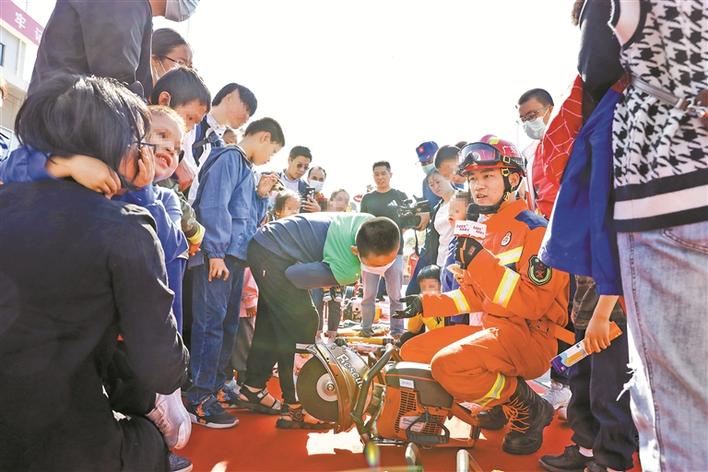 深圳消防与救援博览会,深圳上演消防主题灯光秀