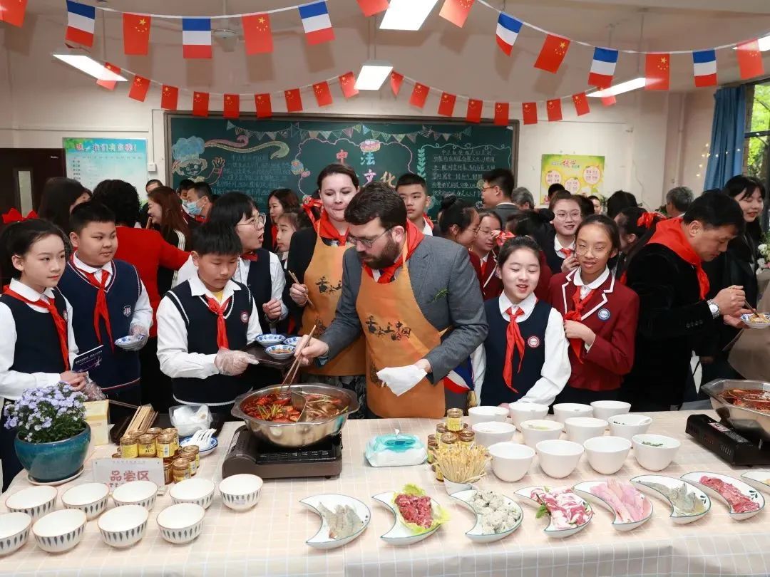 法国欧坦市市长一行来渝交流考察,法国欧坦市市长访问学校