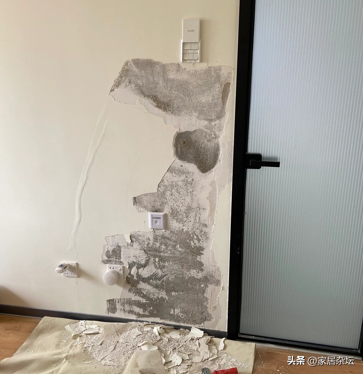 卫生间门口墙面返潮,刚装修不久卫生间门口返潮