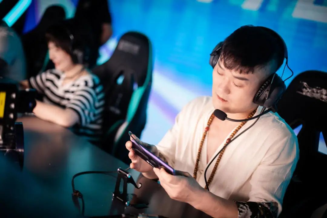 平凡人在电竞中寻求什么？我在这三个故事中找到了答案