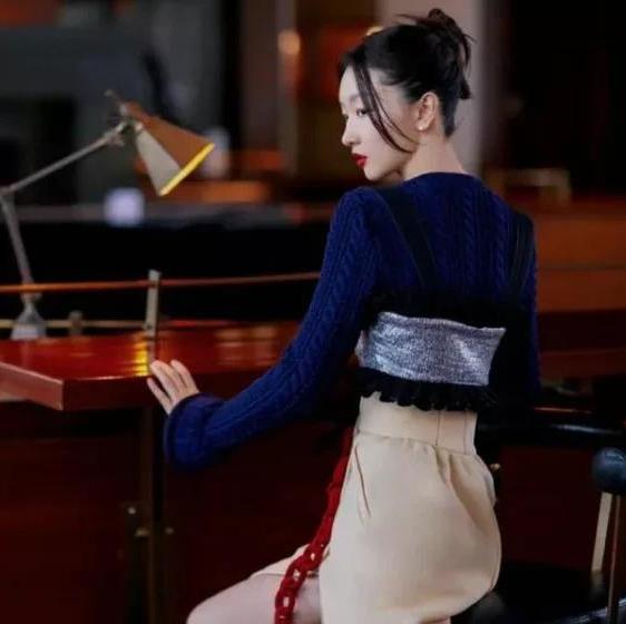 因为肩塌而红毯翻车的女明星,各个女星的红毯穿衣事故