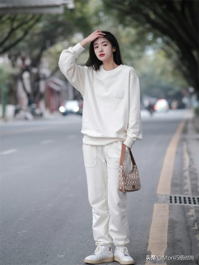 宽松卫衣搭配宽松牛仔裤怎么穿,卫衣配牛仔裤要哪一款才好看