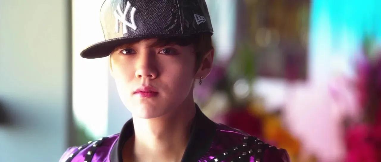 鹿晗演唱会勋章唱哭了,鹿晗演唱会结束后粉丝出场大哭