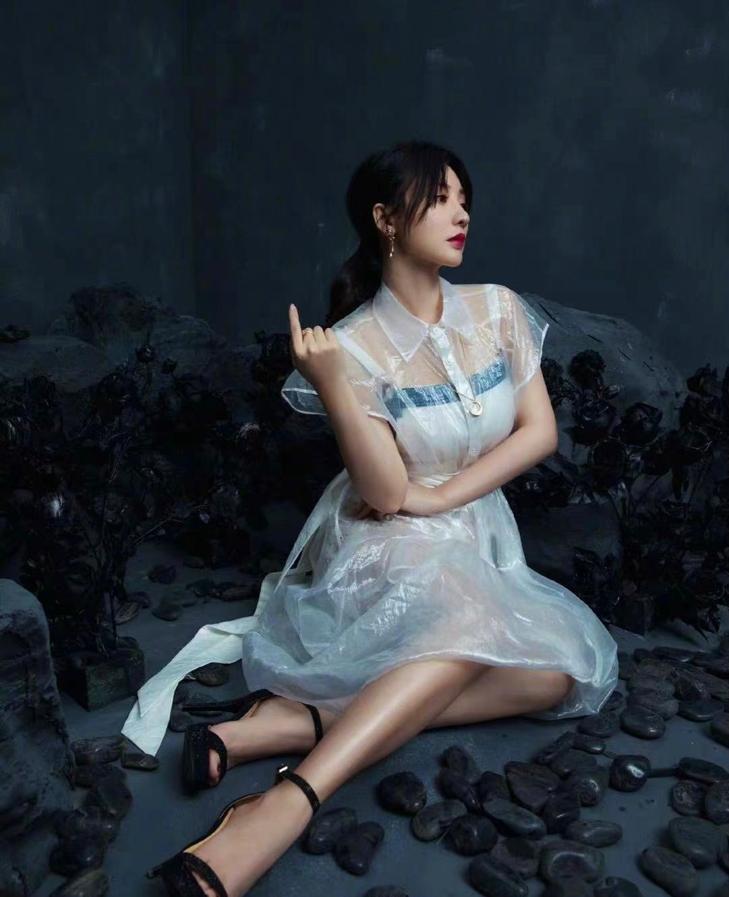 柳岩浅粉色连身裙图片,柳岩一袭紧身小黑裙亮相活动