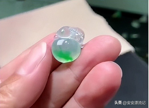 翡翠桃适合什么样的人戴,佩戴桃子有什么寓意