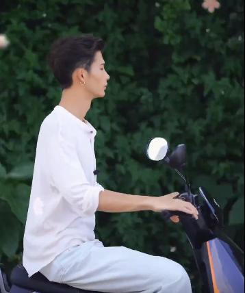 陆仙人每月都回老家，拍自己构思好的视频，骑电车上身直得像钢板