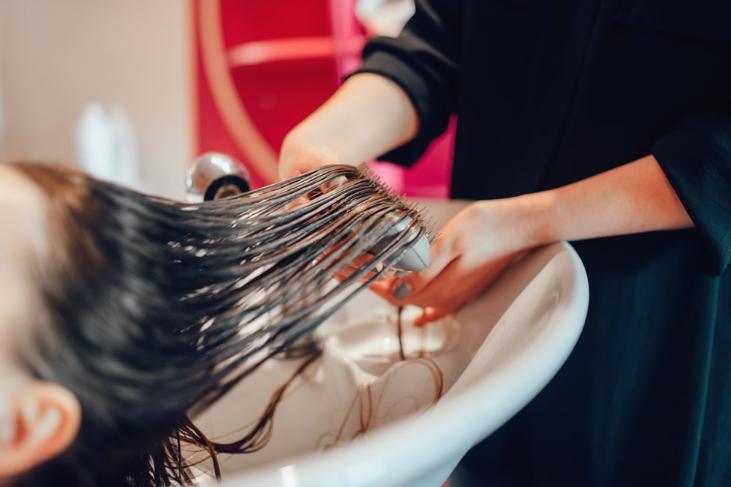 头皮上白色的颗粒是什么问题,头皮屑多是什么原因漫画