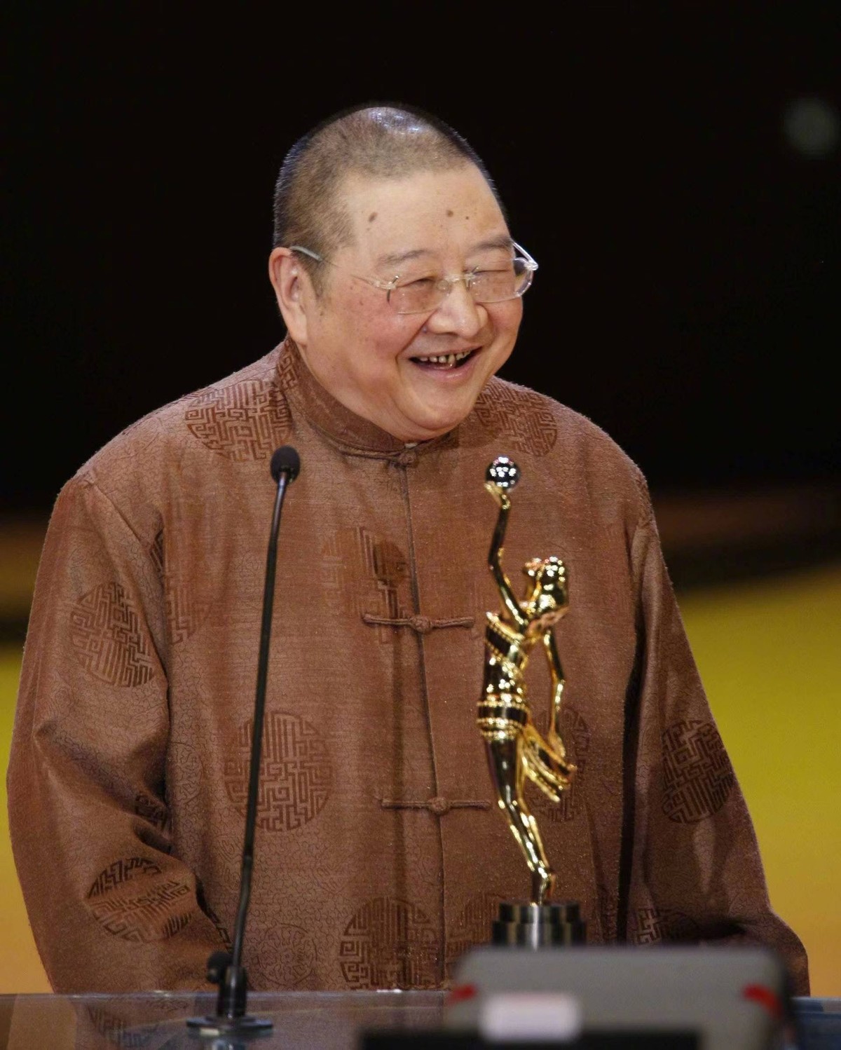 香港作家倪匡逝世,香港著名作家倪匡去世