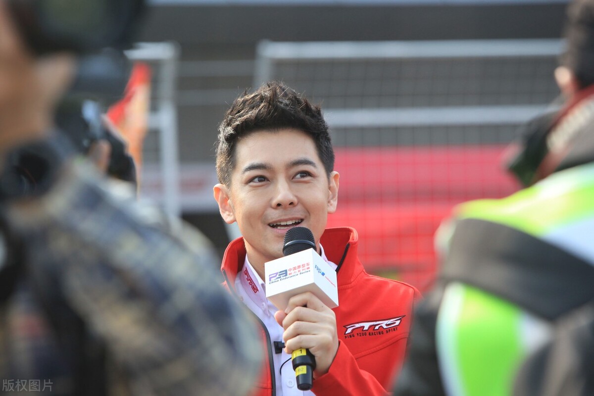 十七岁成为赛车手,不老男神林志颖为什么会开特斯拉