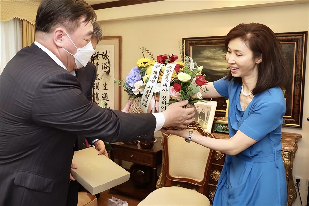 韩国最渣财阀登报公开*妇情**，羞辱总统千金夫人，她忍辱7年反撕